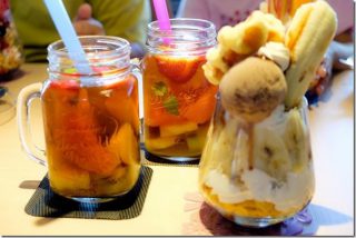 IROHA’sカフェでたくさん果物を使ったパフェと飲み物(福岡市西区周船寺)