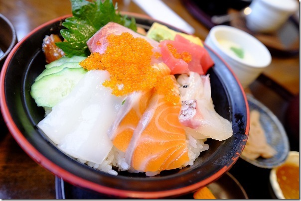 糸島、塚本鮮魚店の特選海鮮丼