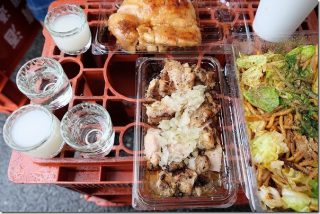 雨の白糸酒造の蔵開き(6513/田中六五/しらうめの庭)