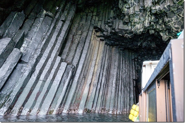 糸島、船で芥屋大門の洞窟へ