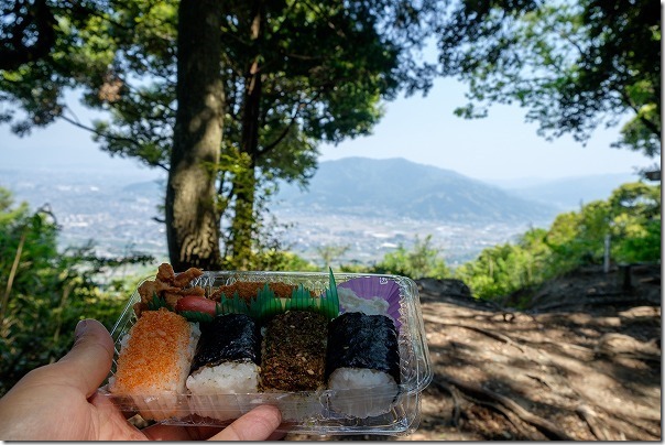 飯盛山頂上で弁当