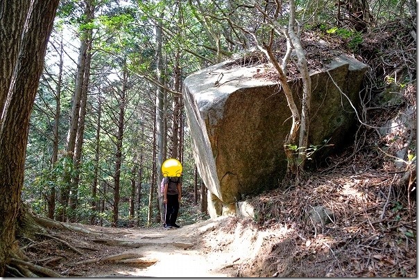 高地山ー叶岳ルートの大岩