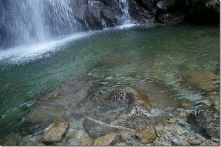 坊主ヶ滝で水遊び(福岡市早良区)