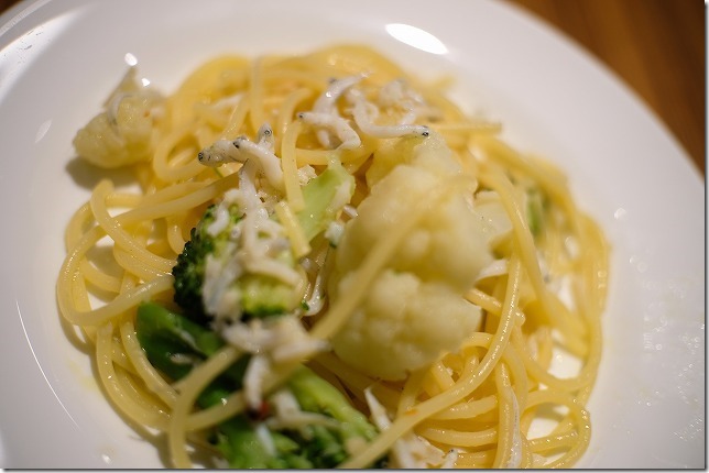 「ヒナタの杜 小戸の湯どころ」のビュッフェの料理。パスタ