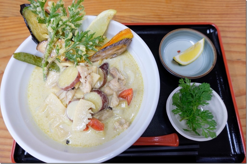 白糸うどん「やすじ」のグリーンカレーうどん