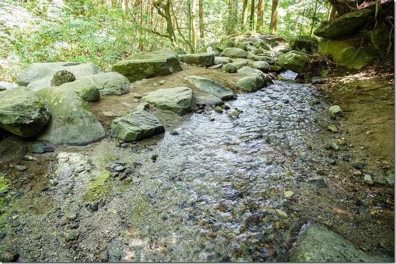 糸島・千寿院の滝の駐車場から滝壺までの道、水遊び