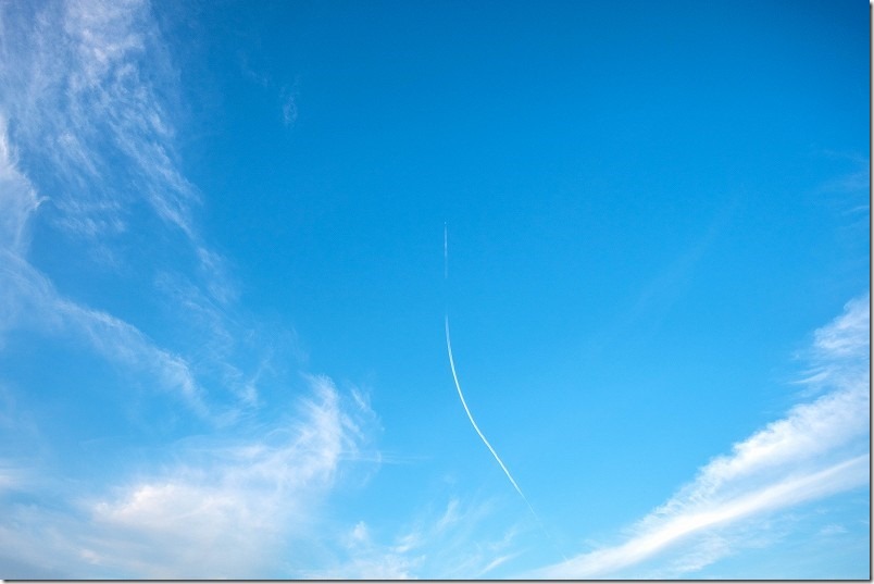 秋分の日の青空と飛行機