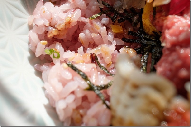 ふくの里の食事所「旬菜旬魚ふくふく」の海鮮丼、黒米