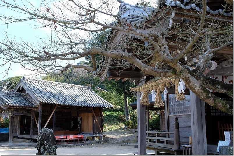 糸島、白山神社の本殿と神楽殿