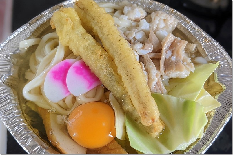 「資さんうどん」でテイクアウトの品の作り方、モツ煮込みうどん