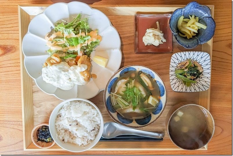 糸島、食堂マウンテンマウンテンのトムヤムスープの水餃子・チキン南蛮の2品定食