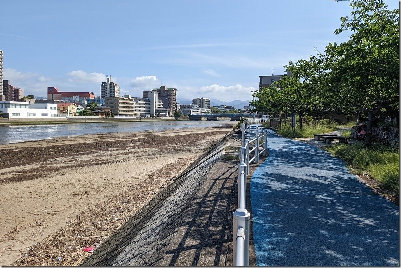 室見川で潮干狩り、愛宕東公園、簡単に降りられる