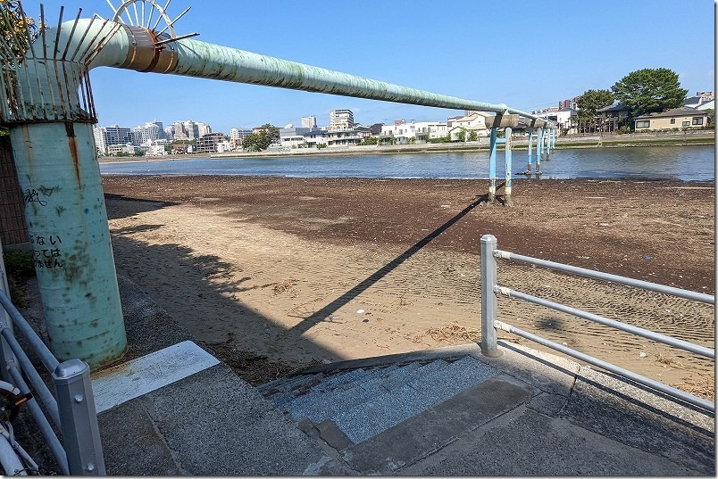 室見川で潮干狩り、愛宕東公園から階段で降りる