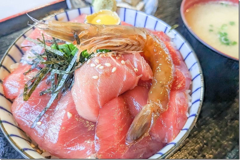 糸島、西浦漁港、まる弥の魚卓のマグロ漬け丼