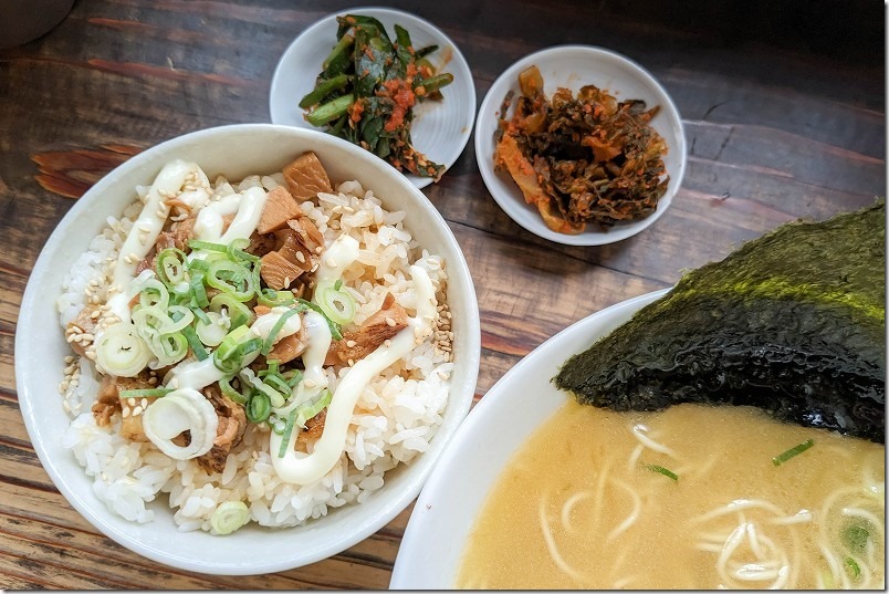 濃厚鶏塩白湯ラーメン、炙り鶏チャーシュー丼です。マヨネーズとチャーシューの組み合わせ