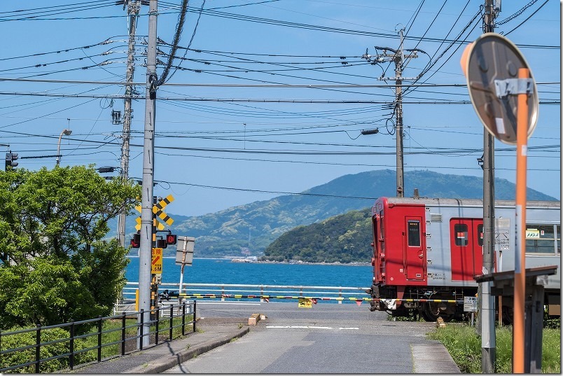 志自岐宮からほど近い場所の踏切。海と電車