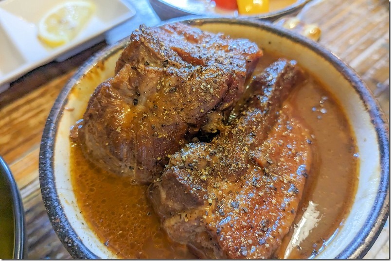 糸島で大きな肉の塊カレー、うるしカレーの豚コショーカレー