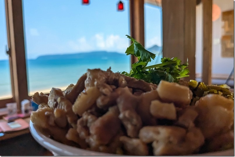 「ムーン・ムーン・ムーンカフェ」でランチ。魯肉飯と海