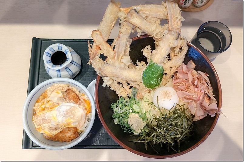 和助。冷の「ごぼう天ぶっかけうどん」とミニ丼セット