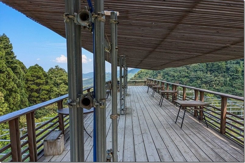 糸島 森のカフェにある畑のカフェ。空中桟橋のようなテラス席