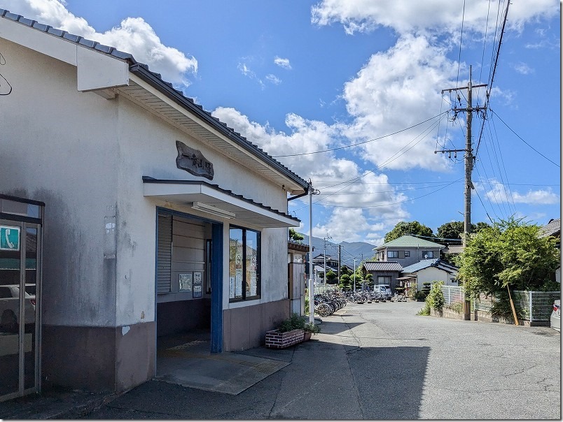 NHK朝ドラ「おむすび」のロケ地、一貴山駅。自転車の主人公とギャル遭遇シーン