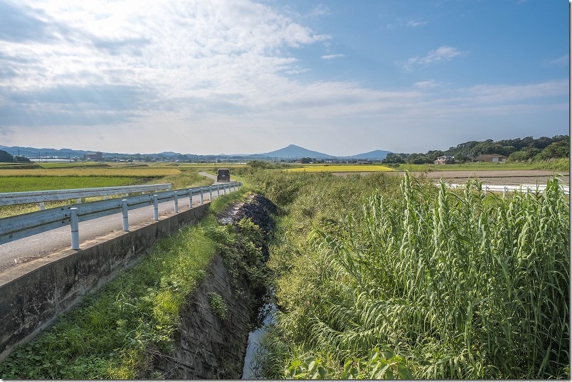 おむすび 糸島ロケ地 主人公が自転車で川沿いを走る（背景に可也山）