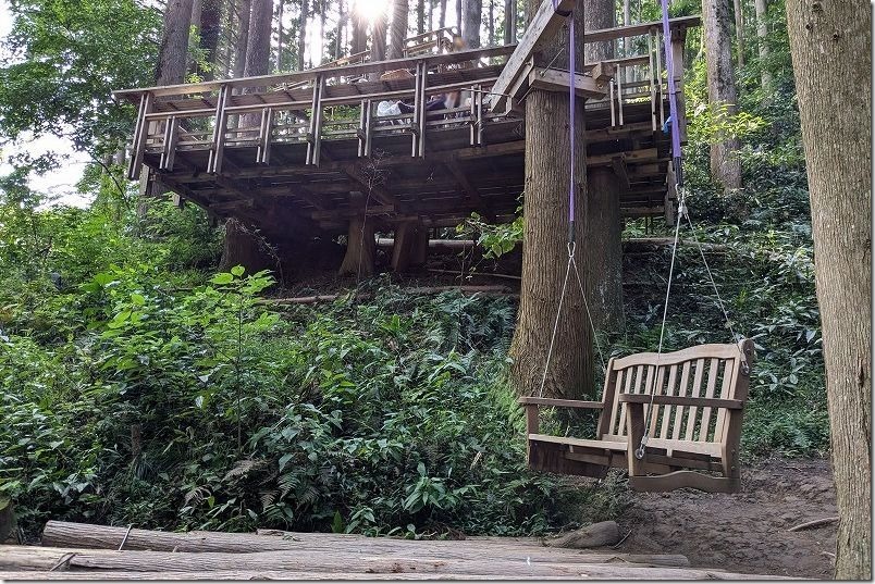 糸島 森のカフェの木製ブランコ