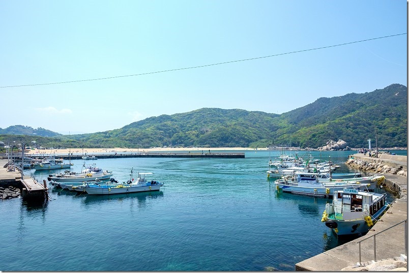 近くの芥屋漁港から見た芥屋海水浴場