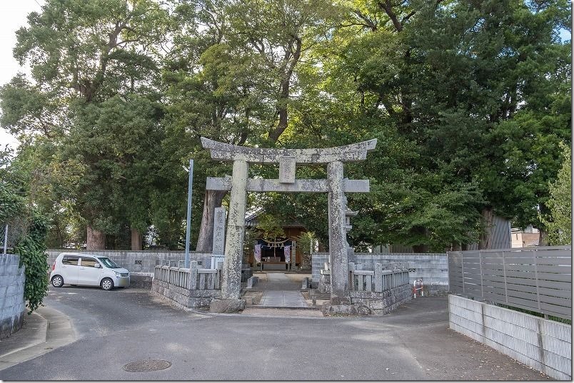 糸島市三雲 細石神社の境内、駐車場