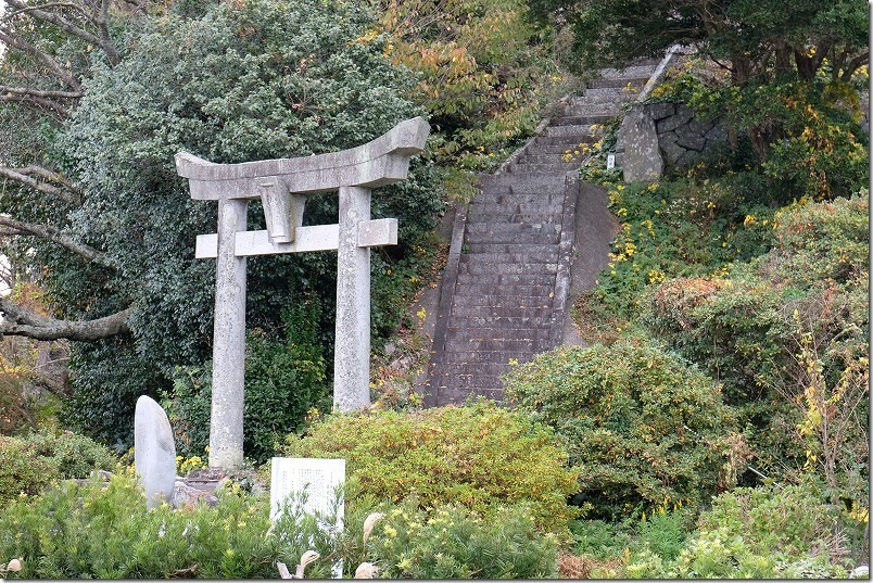 筑前深江駅に近い鎮懐石八幡宮・急な階段（糸島電車で初詣）