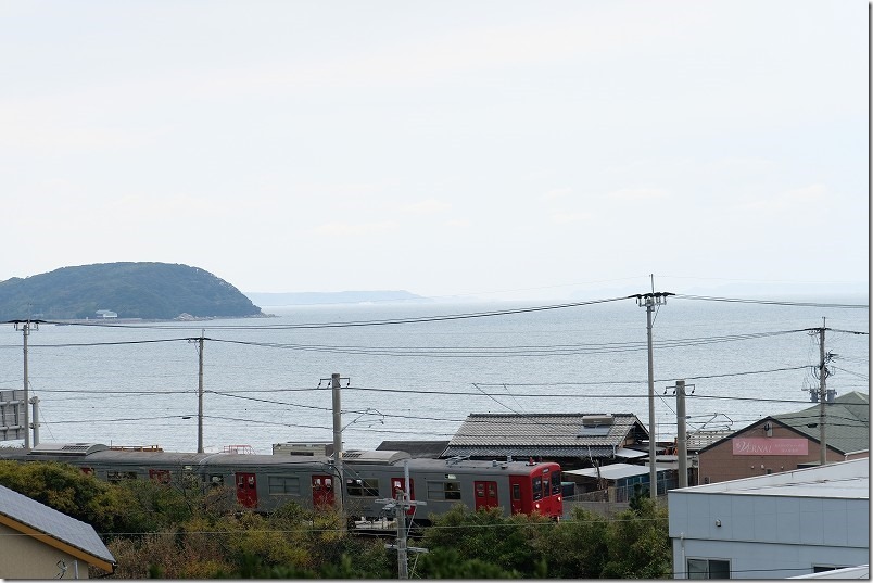 筑前深江駅に近い鎮懐石八幡宮からの景色・海と電車（糸島電車で初詣）