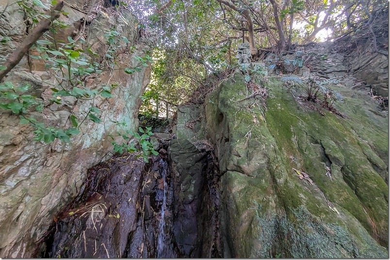 糸島 七郎神社の滝や石像