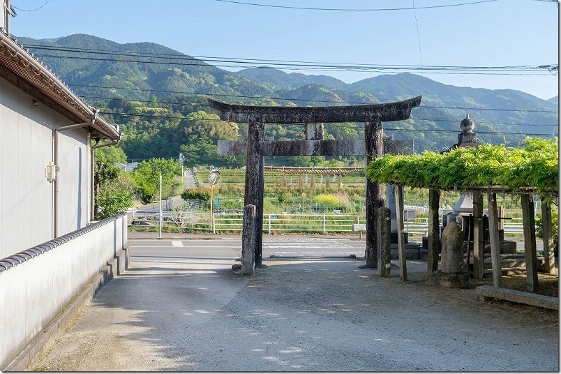 雉琴神社への境内入口（車）
