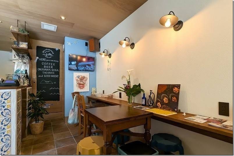 Orion Radio CAFEの店内 テーブル席 カウンター席