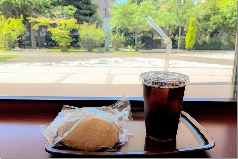 福岡山王病院のカフェスペース コーヒーと森製パン