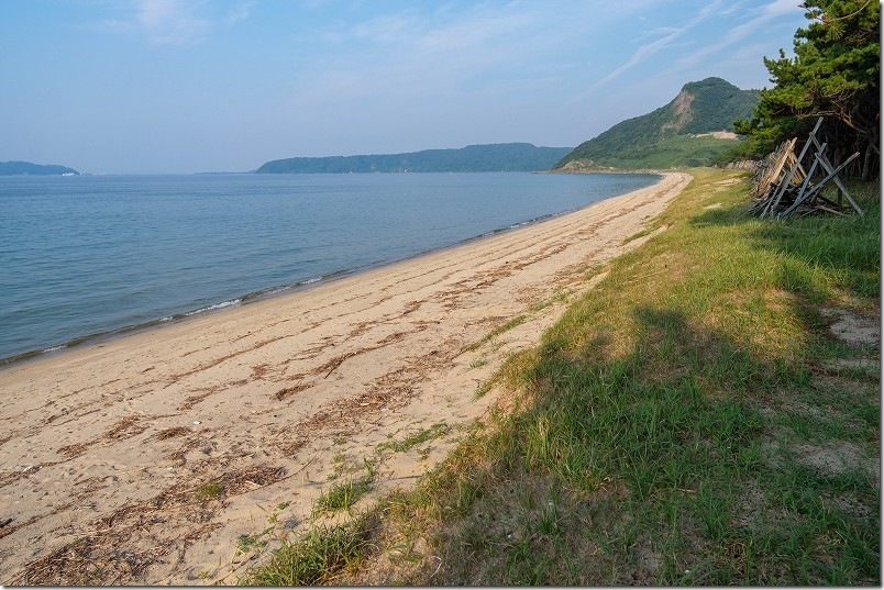 長浜海岸の砂浜と毘沙門山