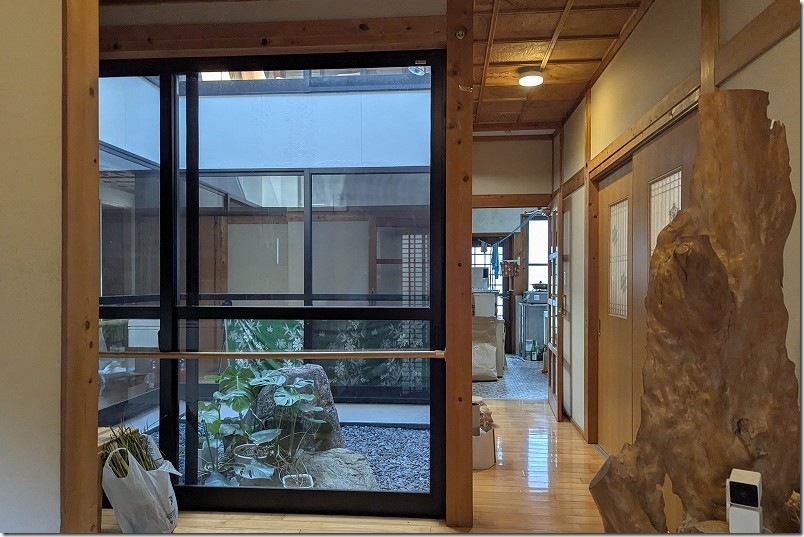 糸島 まるで普通の家!一軒家レストラン「バリバリバリ」の入口内 糸島 まるで普通の家!一軒家レストラン「バリバリバリ」の入口内