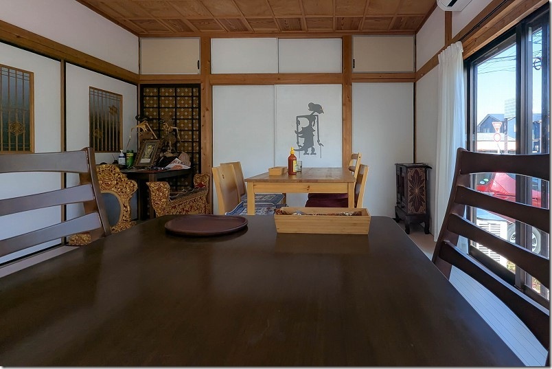 糸島 まるで普通の家!一軒家レストラン「バリバリバリ」の店内・テーブル席 糸島 まるで普通の家!一軒家レストラン「バリバリバリ」の店内・テーブル席